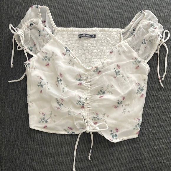 Abercrombie & Fitch floral top NWOT - Picture 1 of 3